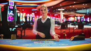 Studio dealer live Texas Hold'em Bonus di sultanlido dengan kamera profesional dan setup meja berkualitas tinggi